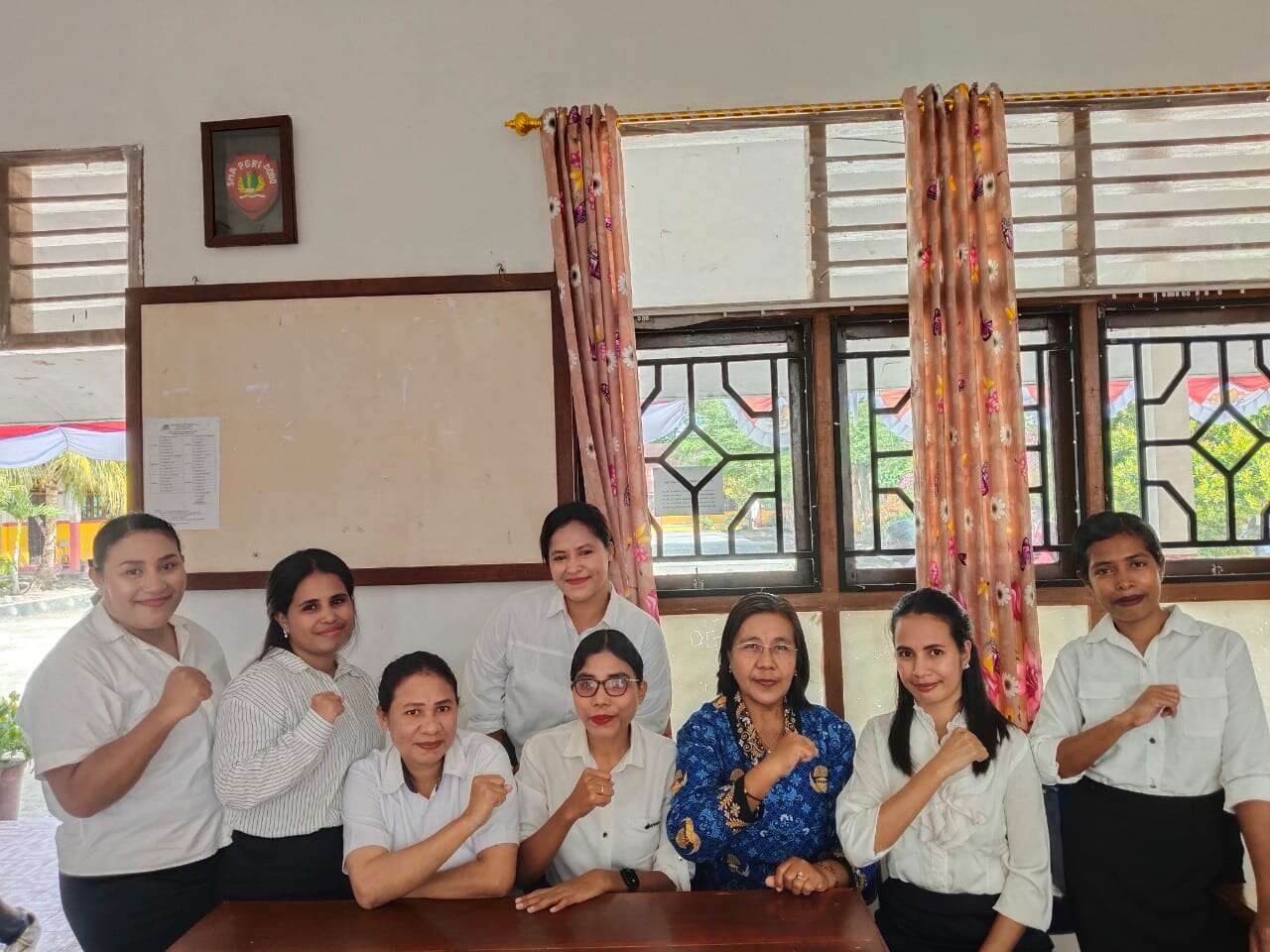 Foto Bersama Kepala Sekolah, Dewan Guru dan Paskibraka SMA PGRI DOBO 2025
